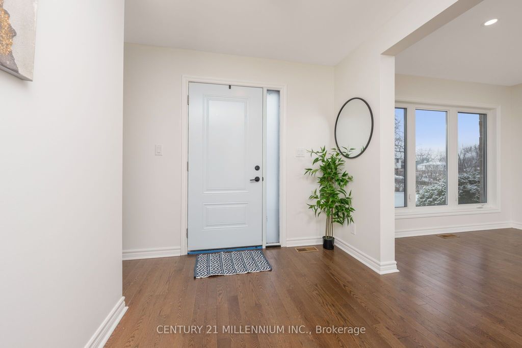 Photo of 25 Davenport Crescent, Brampton, ON L6T 3L5 (MLS # W12617330)