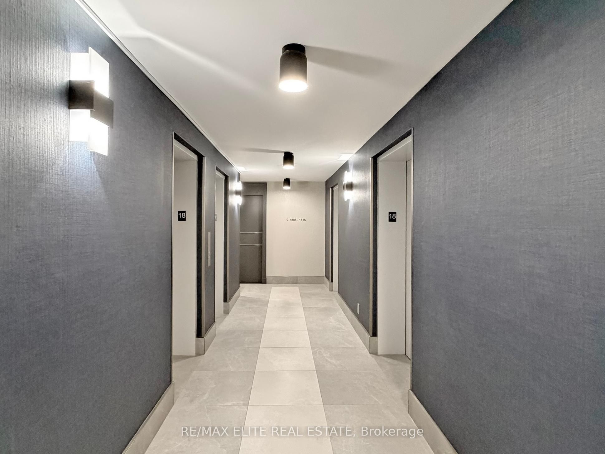 30 Grand Trunk Crescent 1806