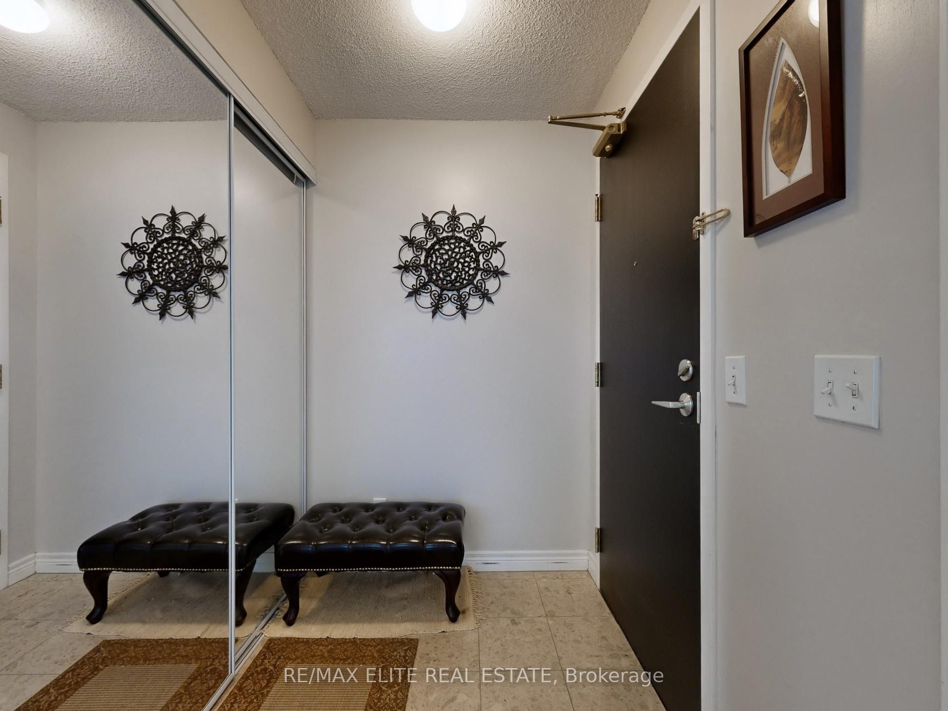 30 Grand Trunk Crescent 1806