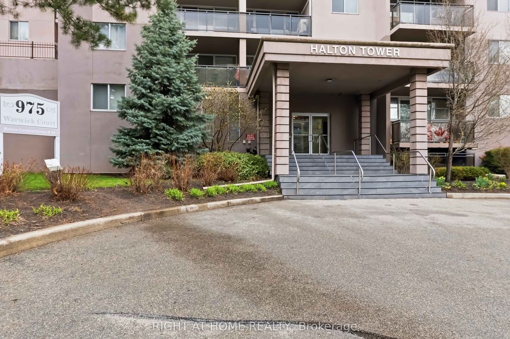 Photo of 975 Warwick Court #1706, Burlington, ON L7T 3Z7 (MLS # W13002246)