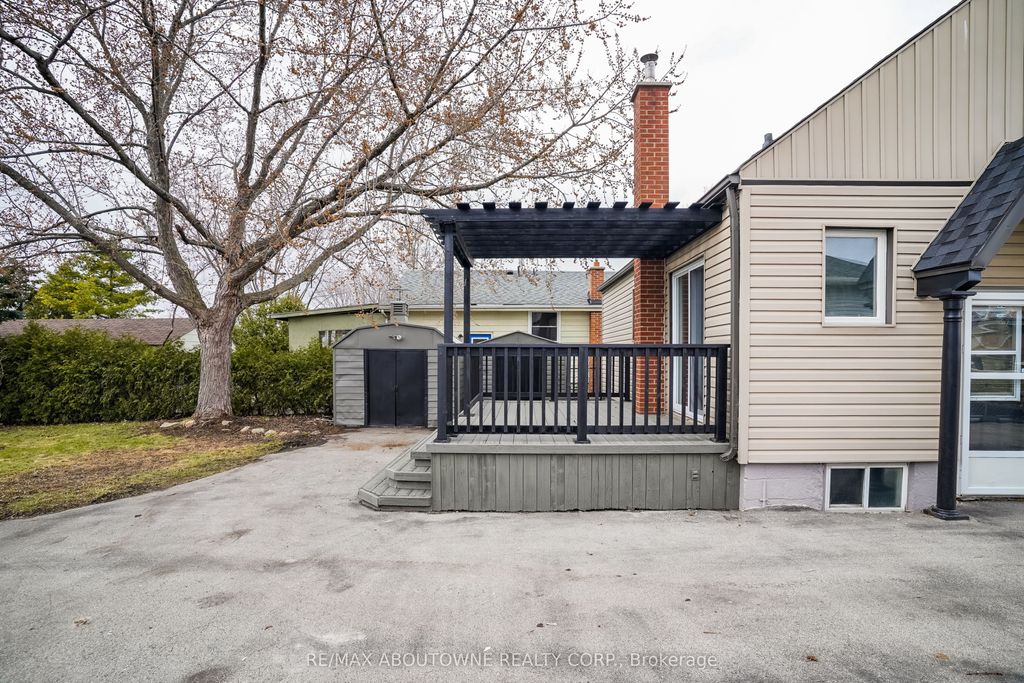 Photo of 96 MOHAWK Road E, Hamilton, ON L9A 2G9 (MLS # X12906622)