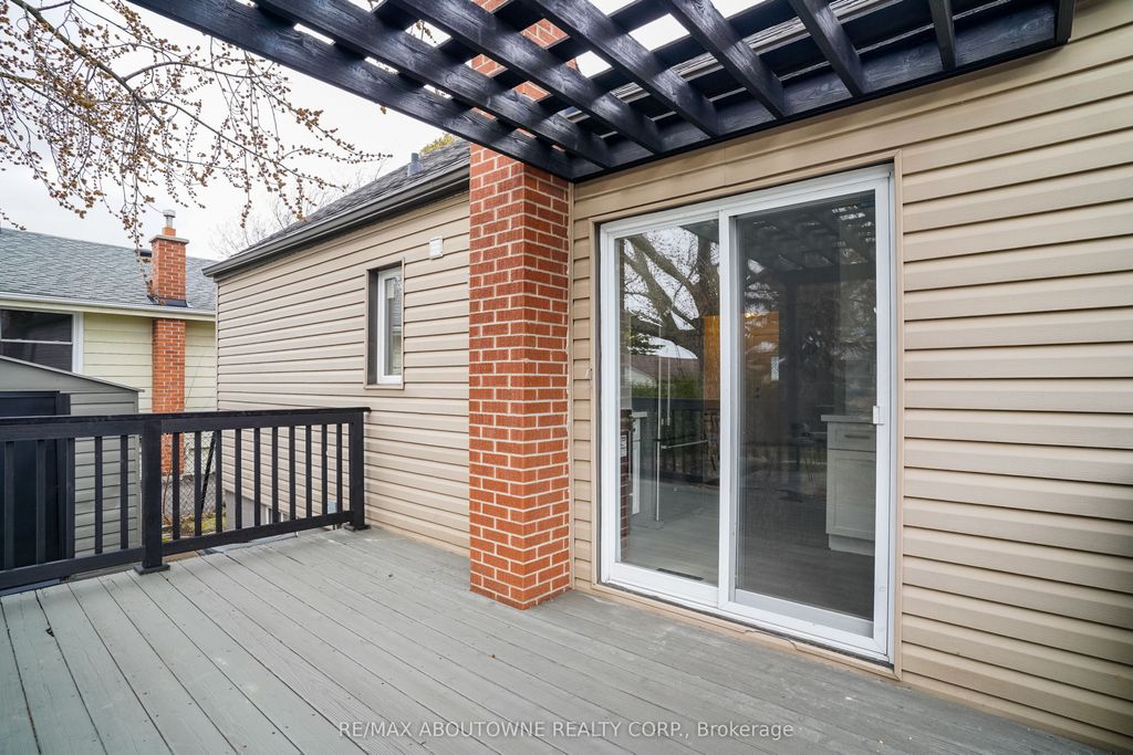 Photo of 96 MOHAWK Road E, Hamilton, ON L9A 2G9 (MLS # X12906622)