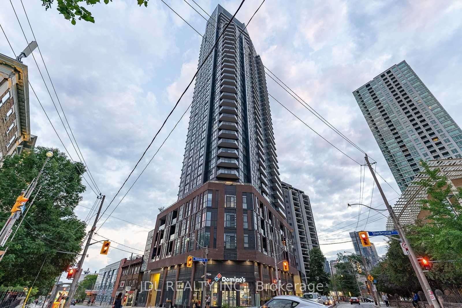 Photo 1 of 32 — 159 Wellesley Street E 1308, Toronto, ON M4Y 0H5