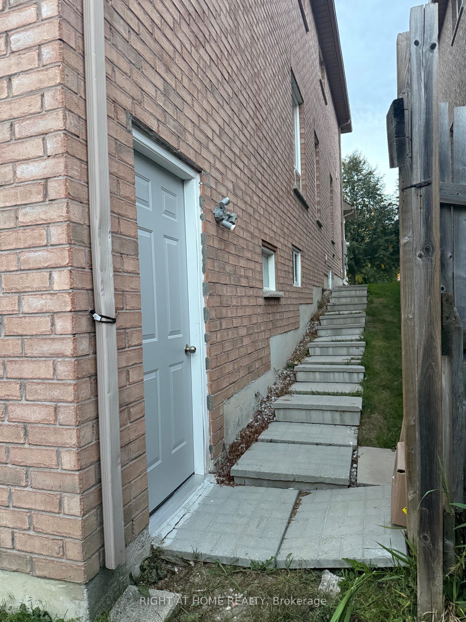 23 Lark Crescent Walkout Basement