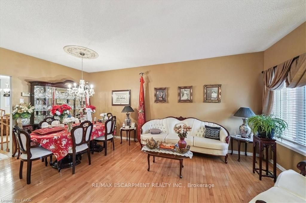 52 Mistycreek Crescent