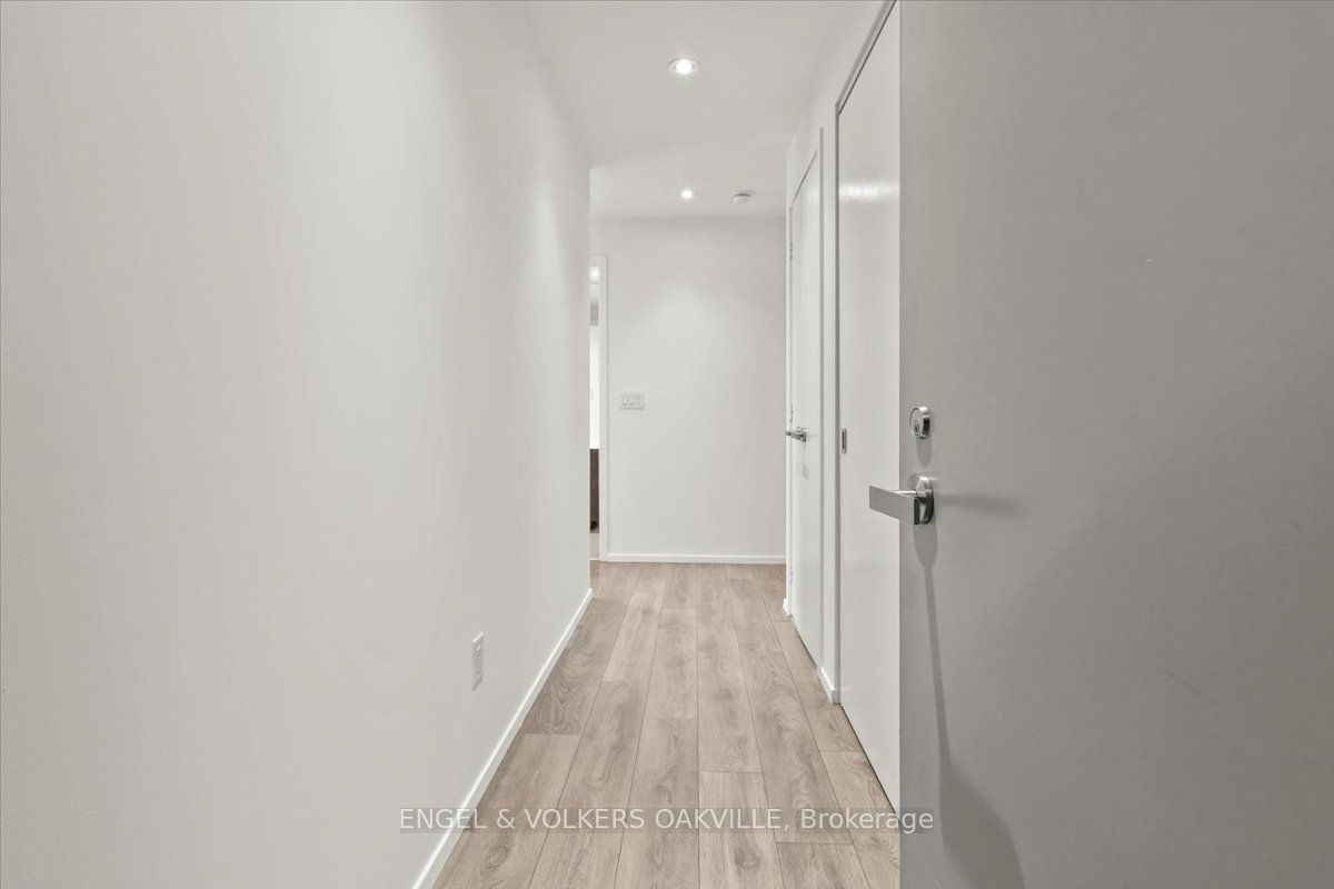 159 Dundas Street E 2405