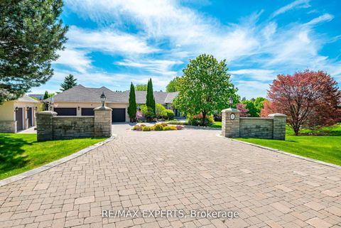 8 Alm Court Aurora ON L4G 6W7