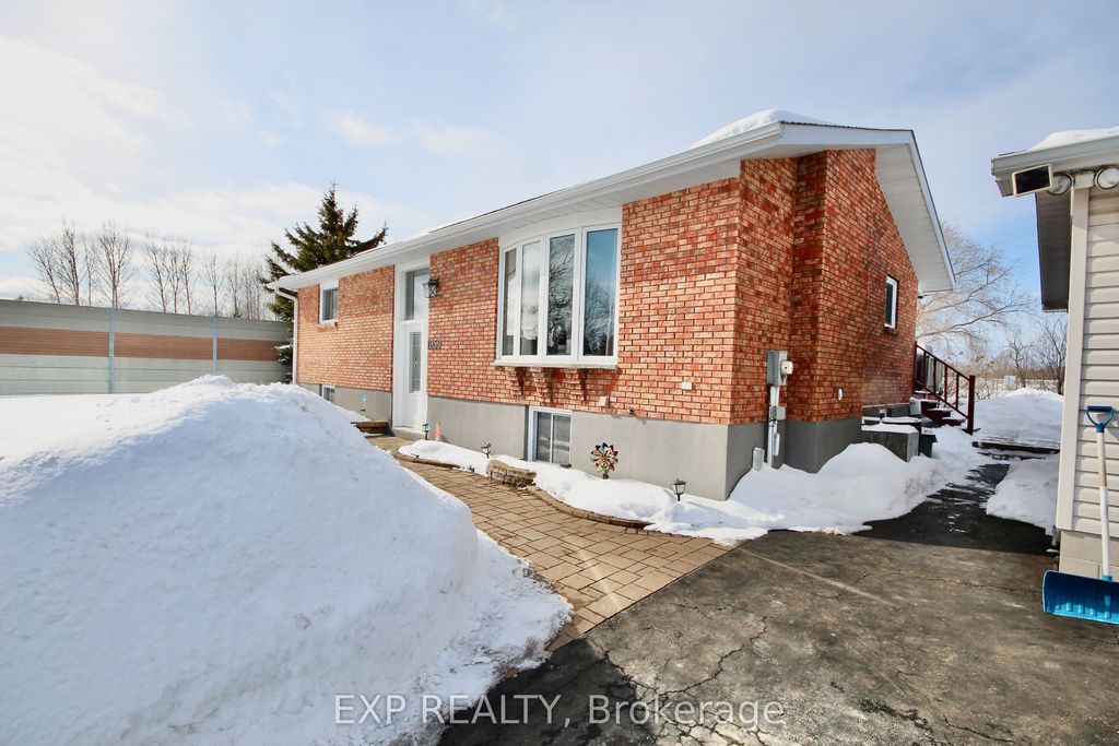 Photo of 1059 Flynn Avenue, Carp - Dunrobin - Huntley - Fitzroy and Area, ON K7S 3G7 (MLS # X12841072)