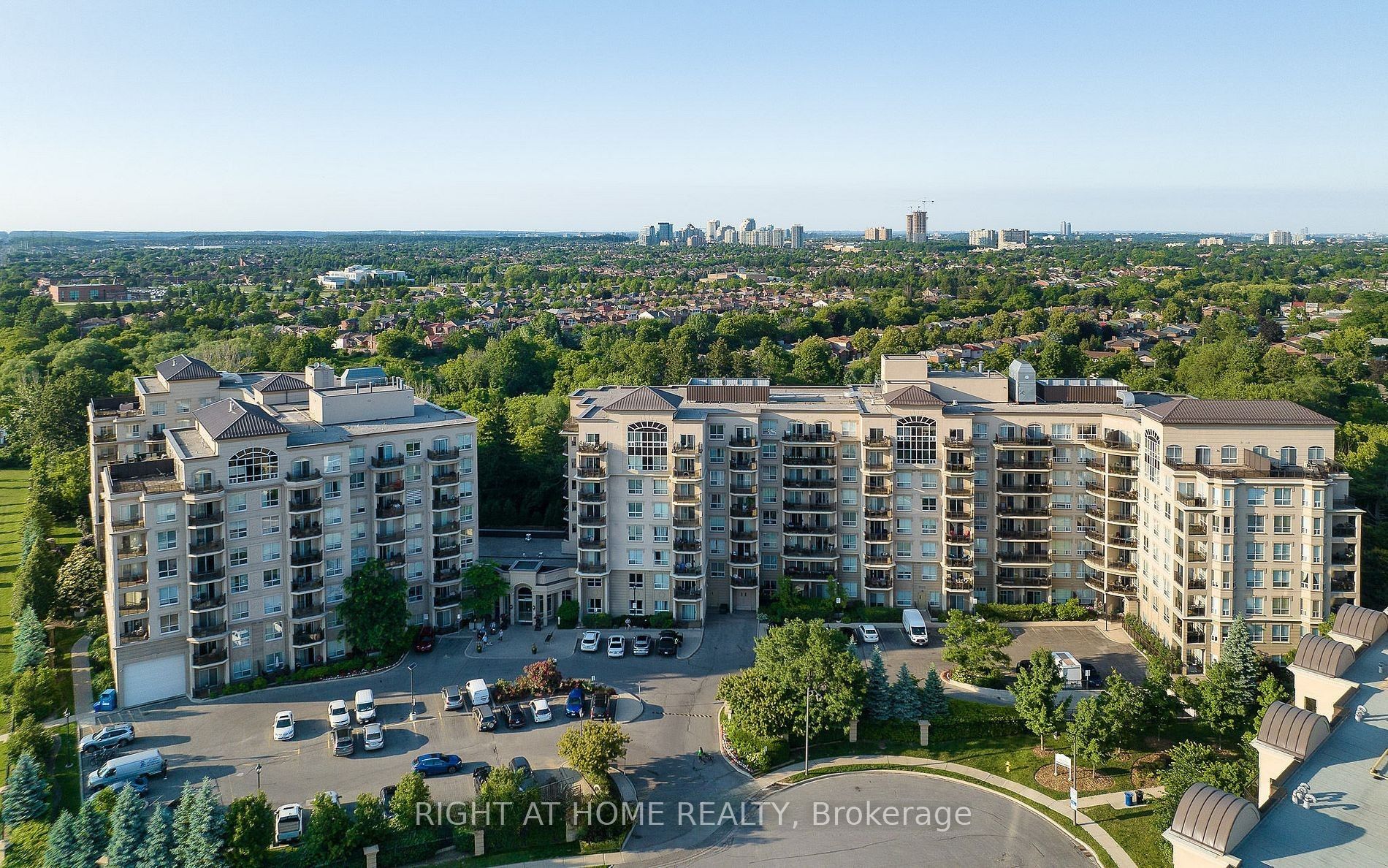 8 Maison Parc Court 305