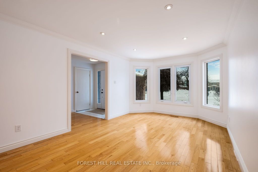 Photo of 427 Mathews Court, Newmarket, ON L3X 1C9 (MLS # N12714006)