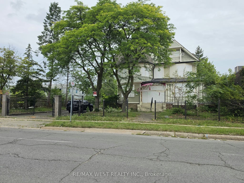 Photo of 24 Burgar Street, Welland, ON L3B 2S7 (MLS # X13689242)