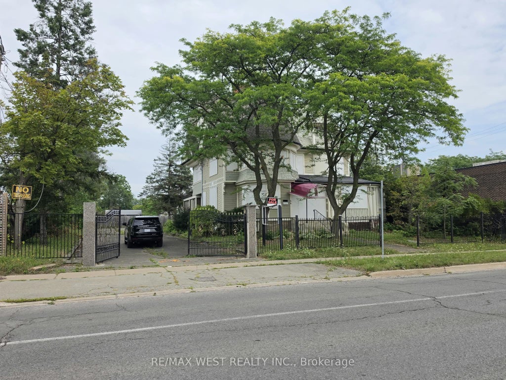 Photo of 24 Burgar Street, Welland, ON L3B 2S7 (MLS # X13689242)