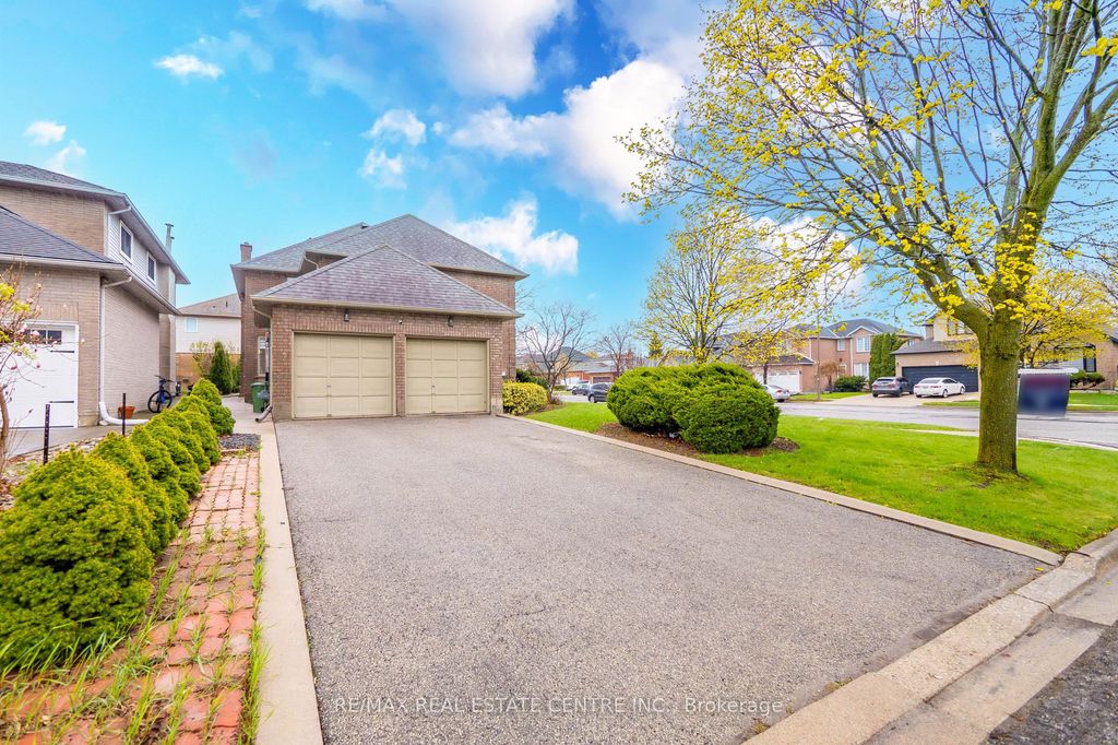 Photo of 25 Highbury Drive, Hamilton, ON L8J 2T3 (MLS # X13051056)
