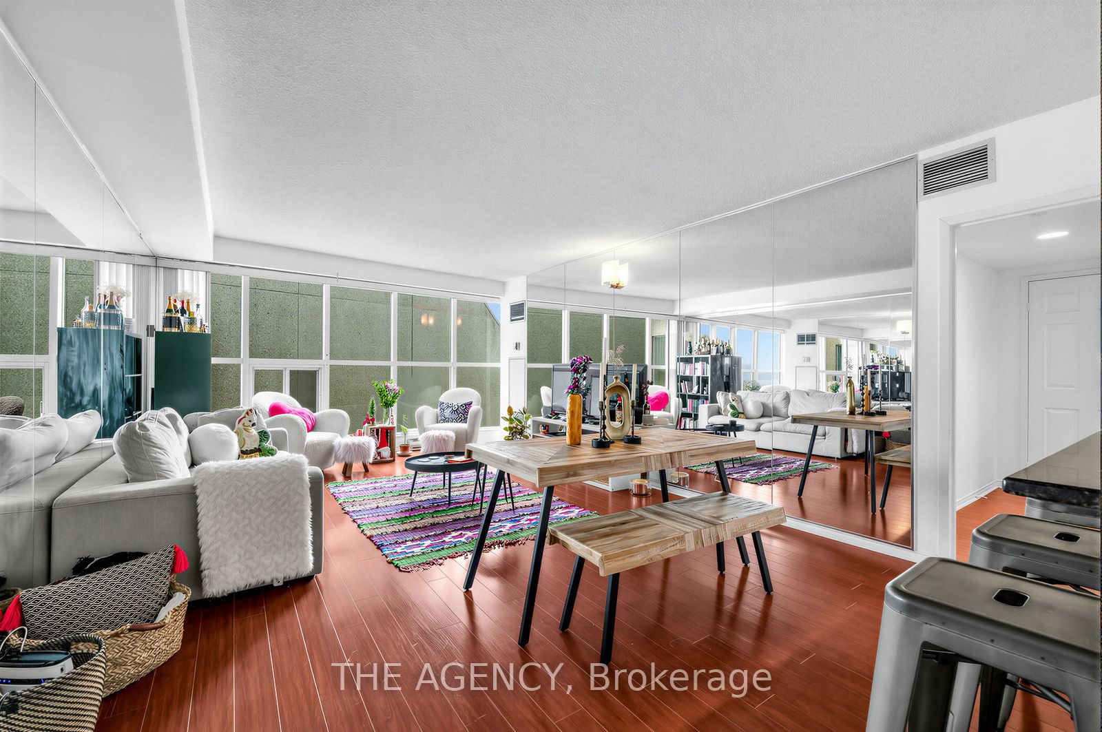 99 Harbour Square 606