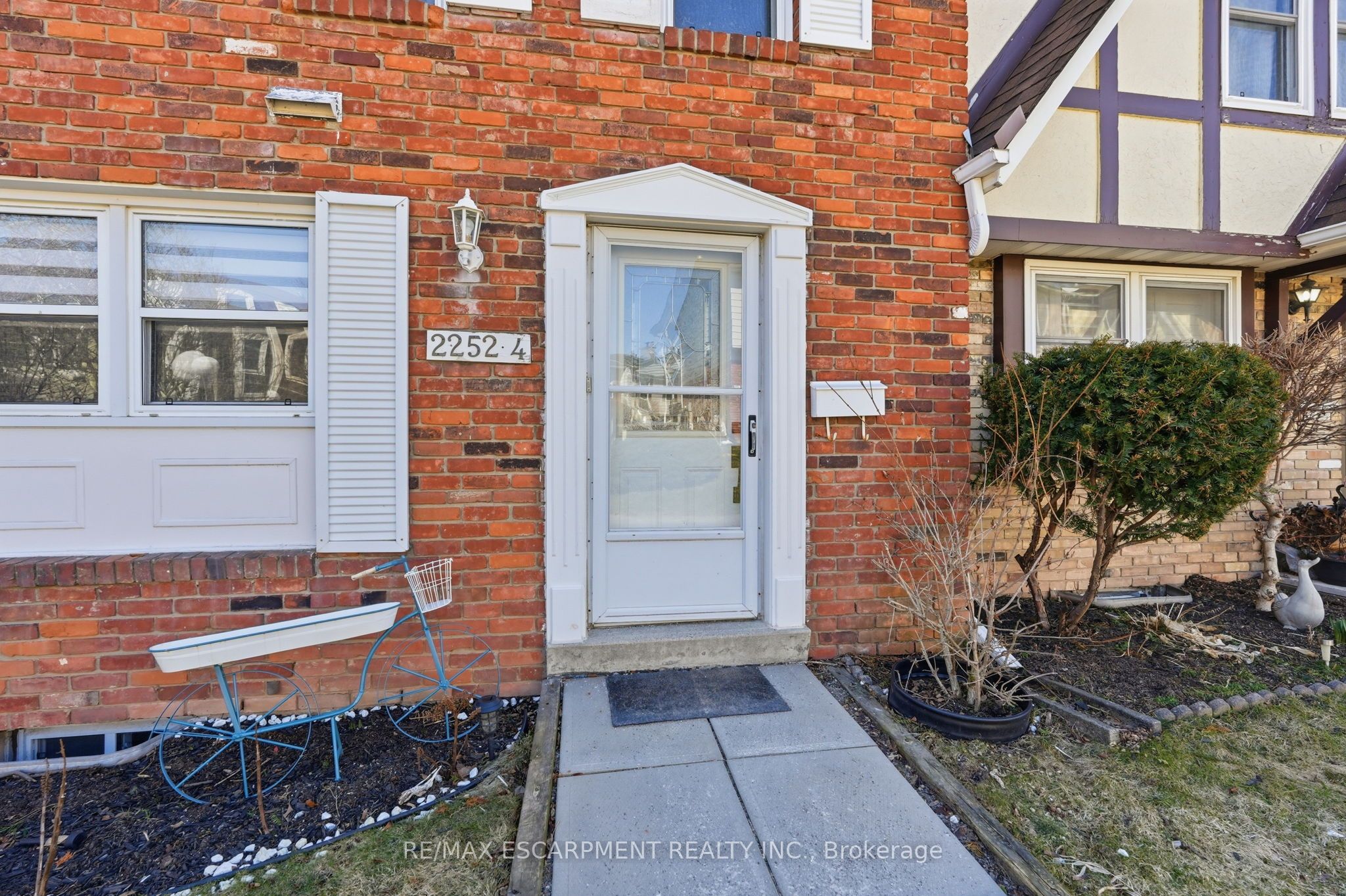 2252 Upper Middle Road 4