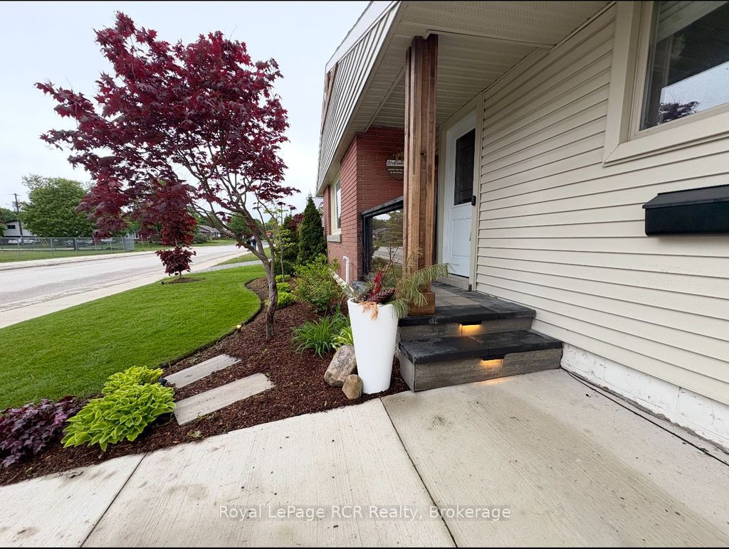 Photo of 535 13th Street, Hanover, ON N4N 1Y5 (MLS # X12809404)