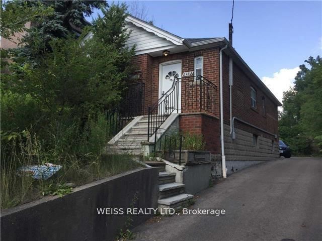 Photo 1 of 1 — 2925 Bathurst Street, Toronto, ON M6B 3B1