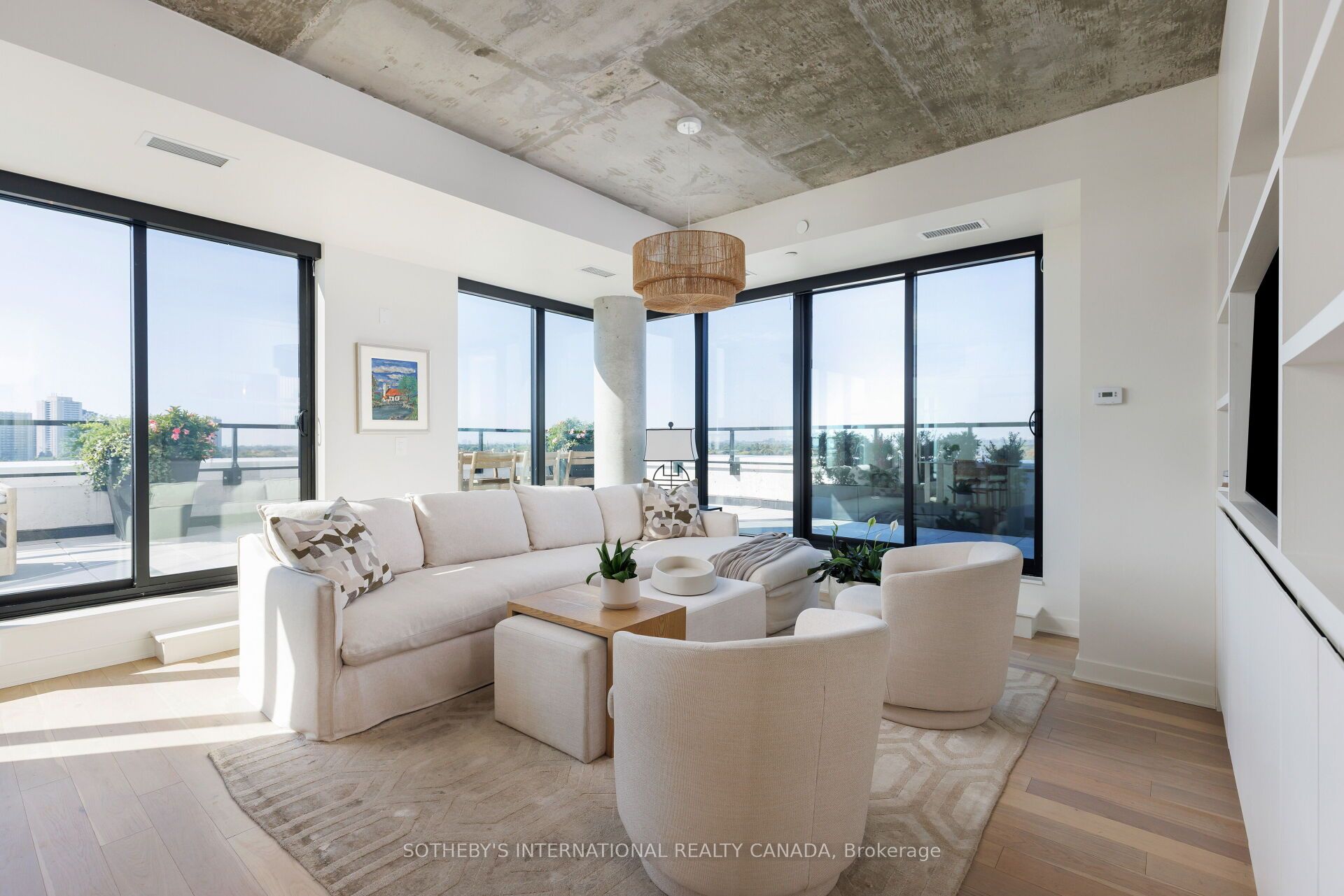 2720 Dundas Street W 903