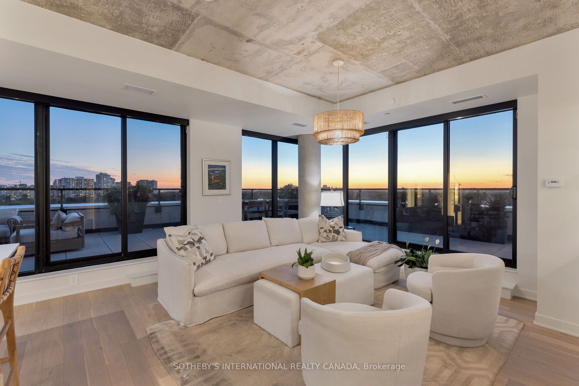 2720 Dundas Street W 903