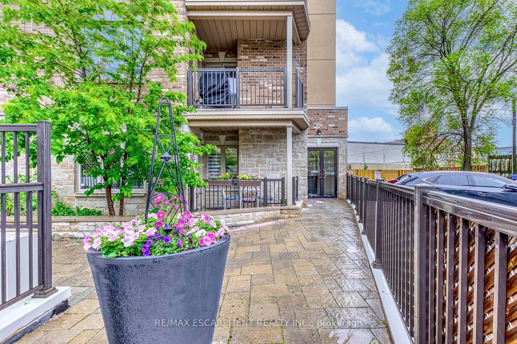 Photo of 70 Stewart Street #401, Oakville, ON L6K 1X5 (MLS # W12457973)