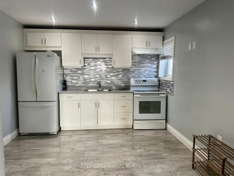 63 Wallis Crescent Toronto ON M9V 4K2