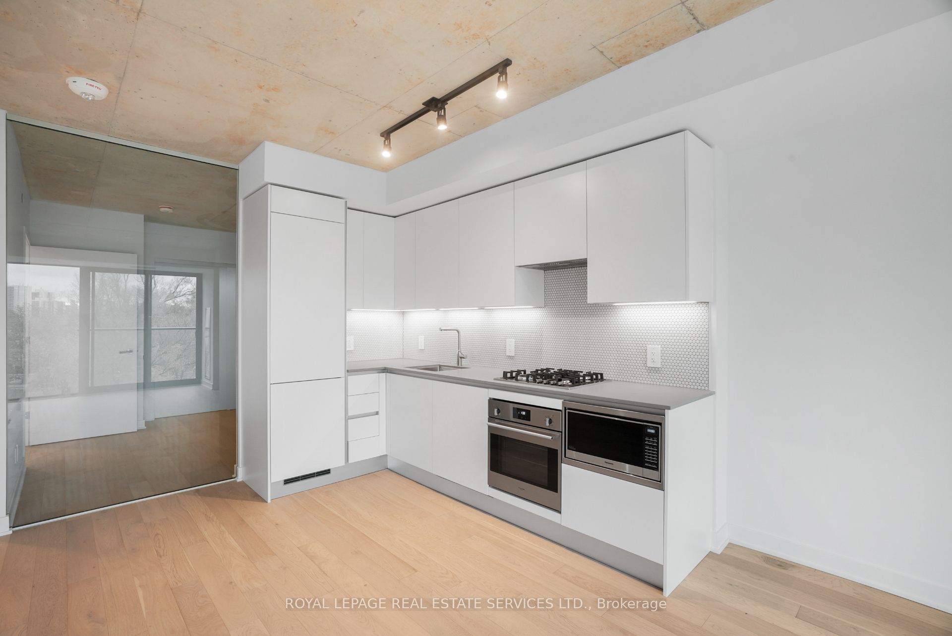 Toronto, ON M6P 1Y2, Canada, 1 Bedroom Bedrooms, ,1 BathroomBathrooms,Residential,Active,142305