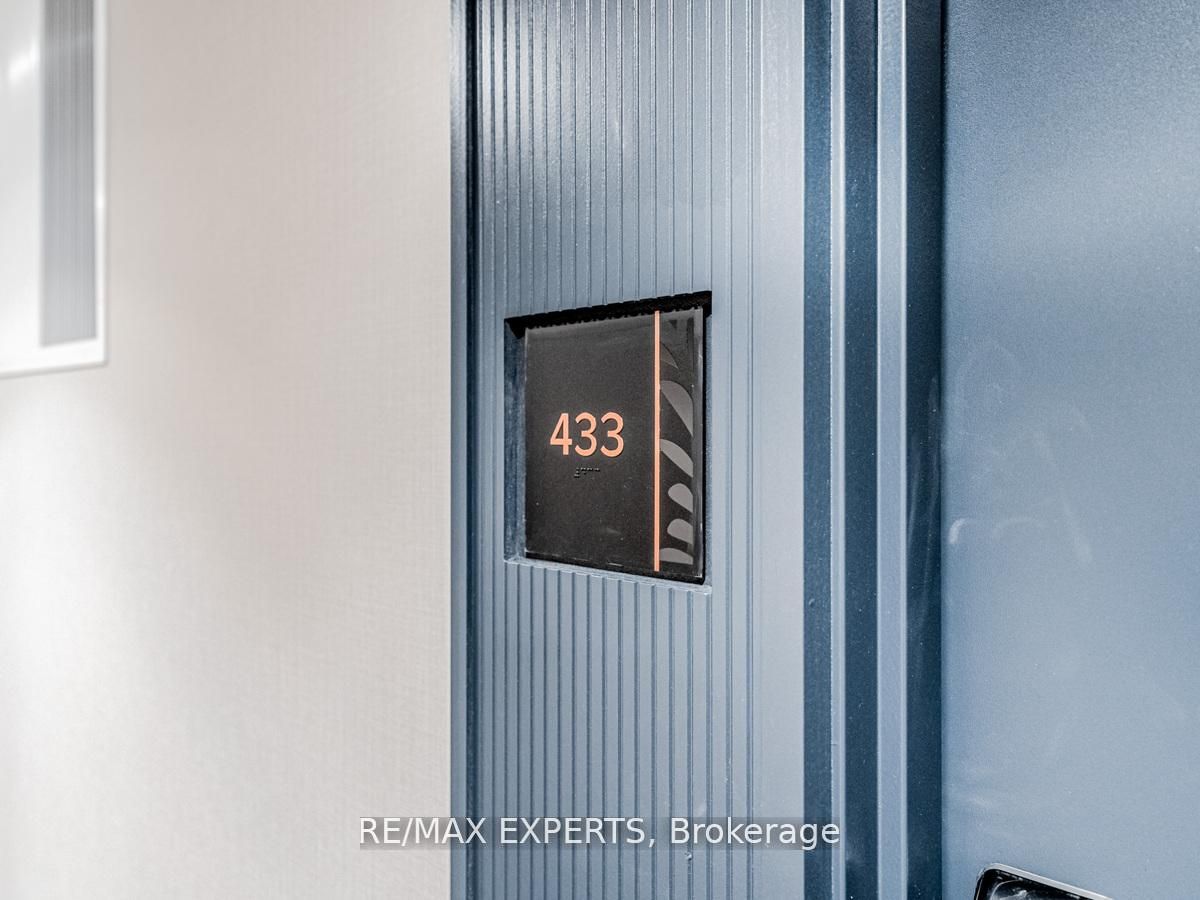 395 Dundas Street W 433