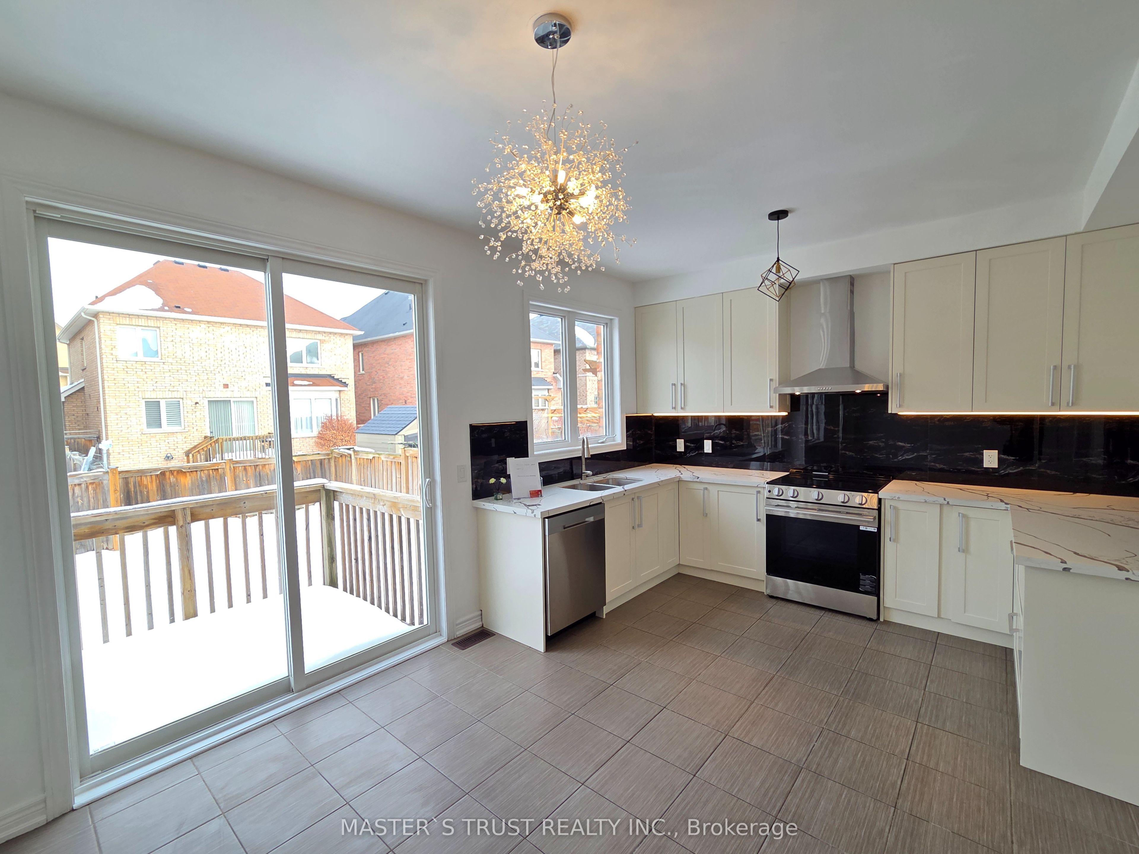 11 Beacon Point Street