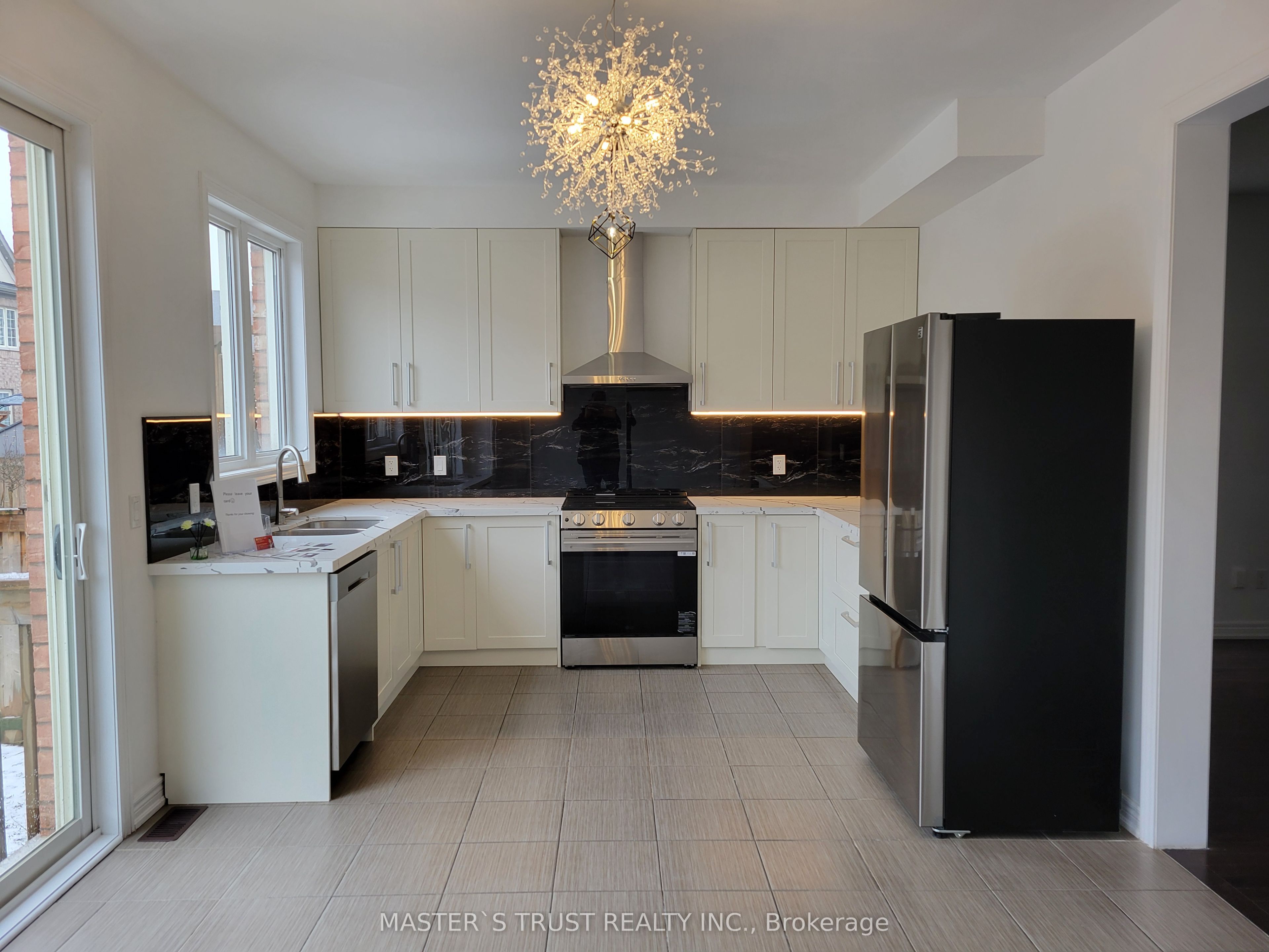 11 Beacon Point Street