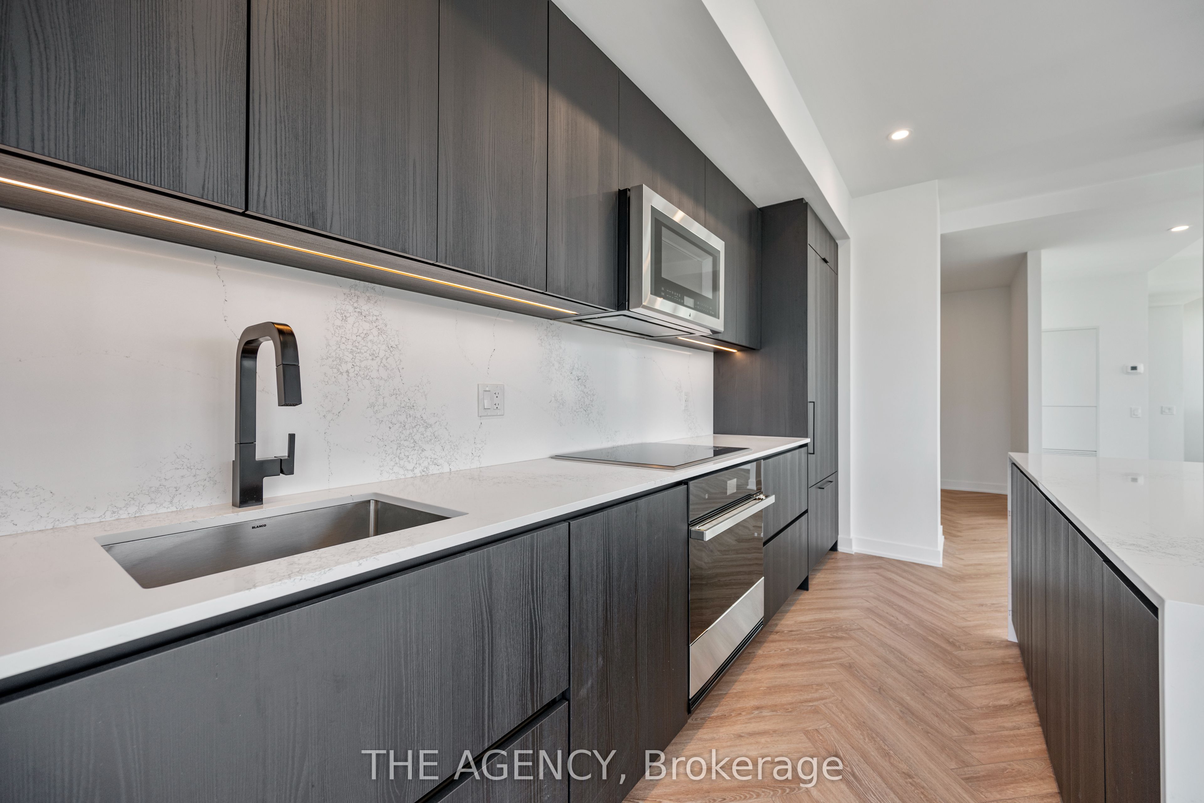 327 King Street W PH05
