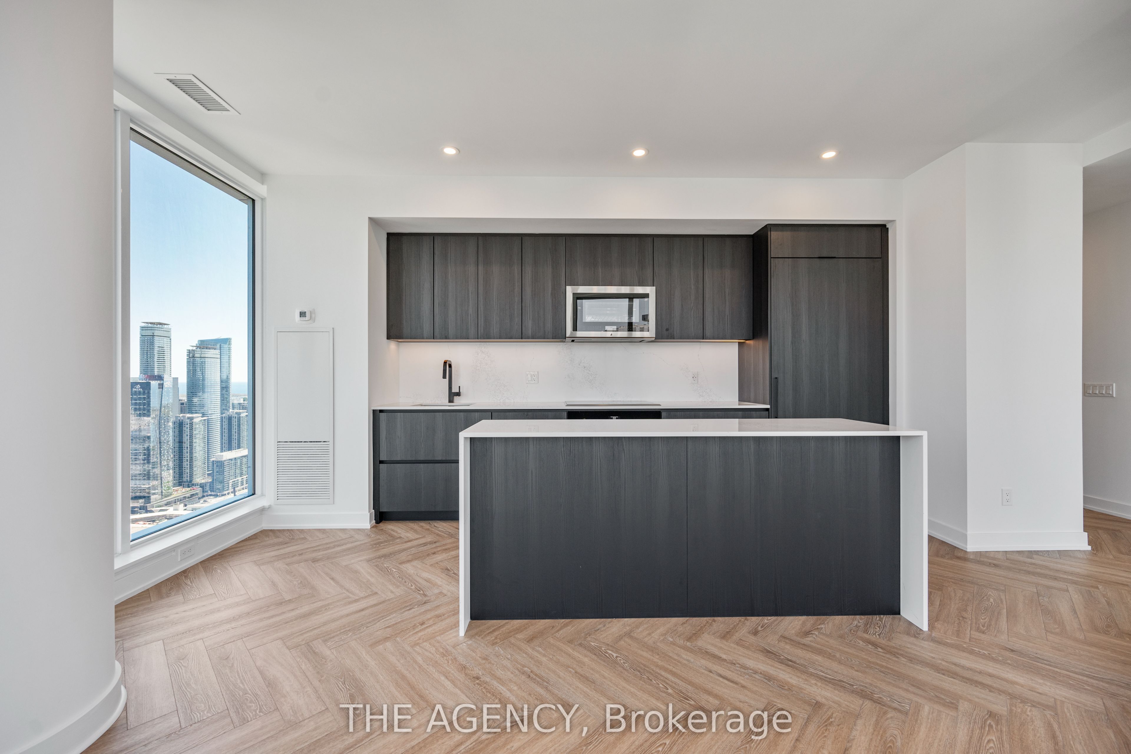 327 King Street W PH05