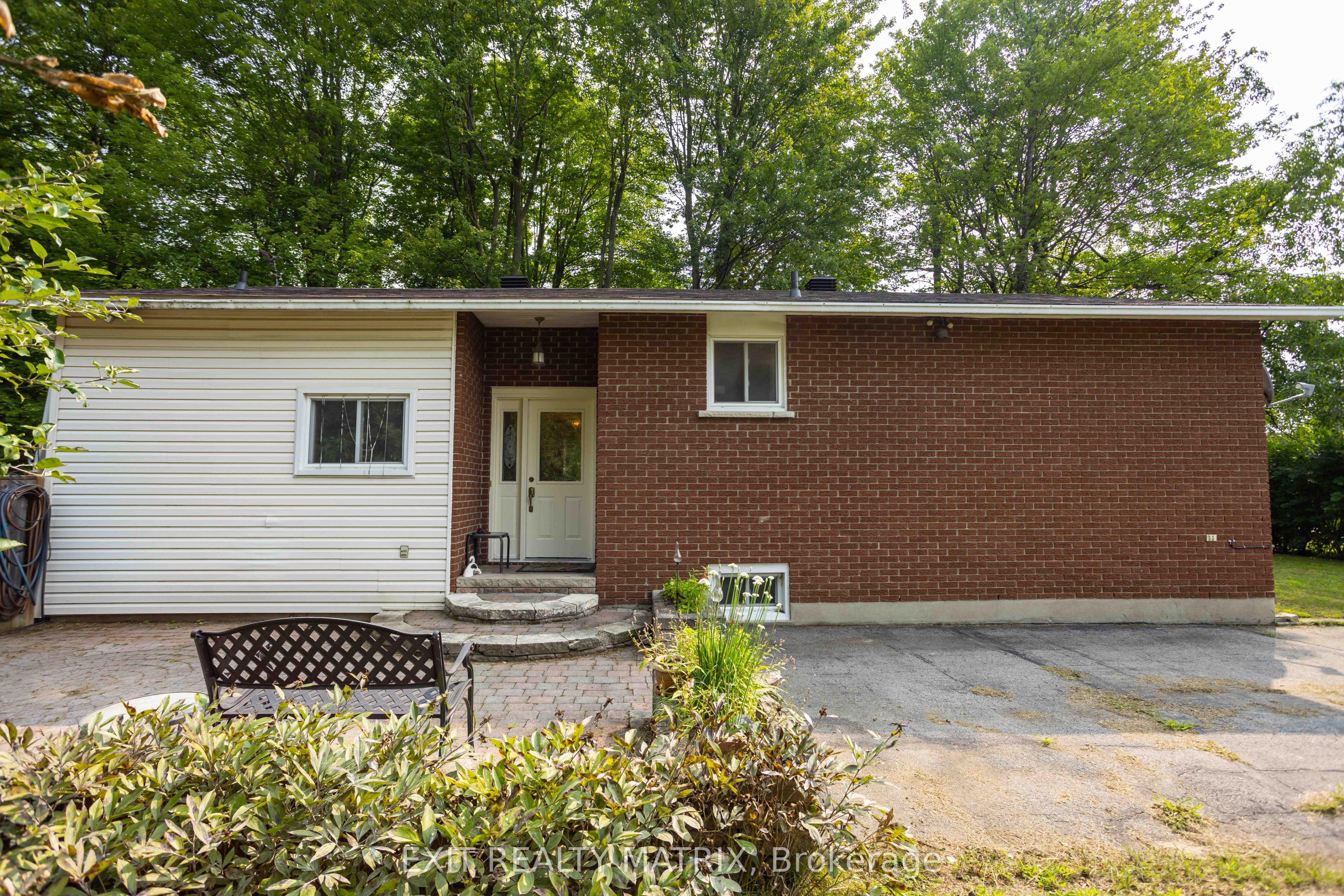 2174 Des Pins Street - Photo 4