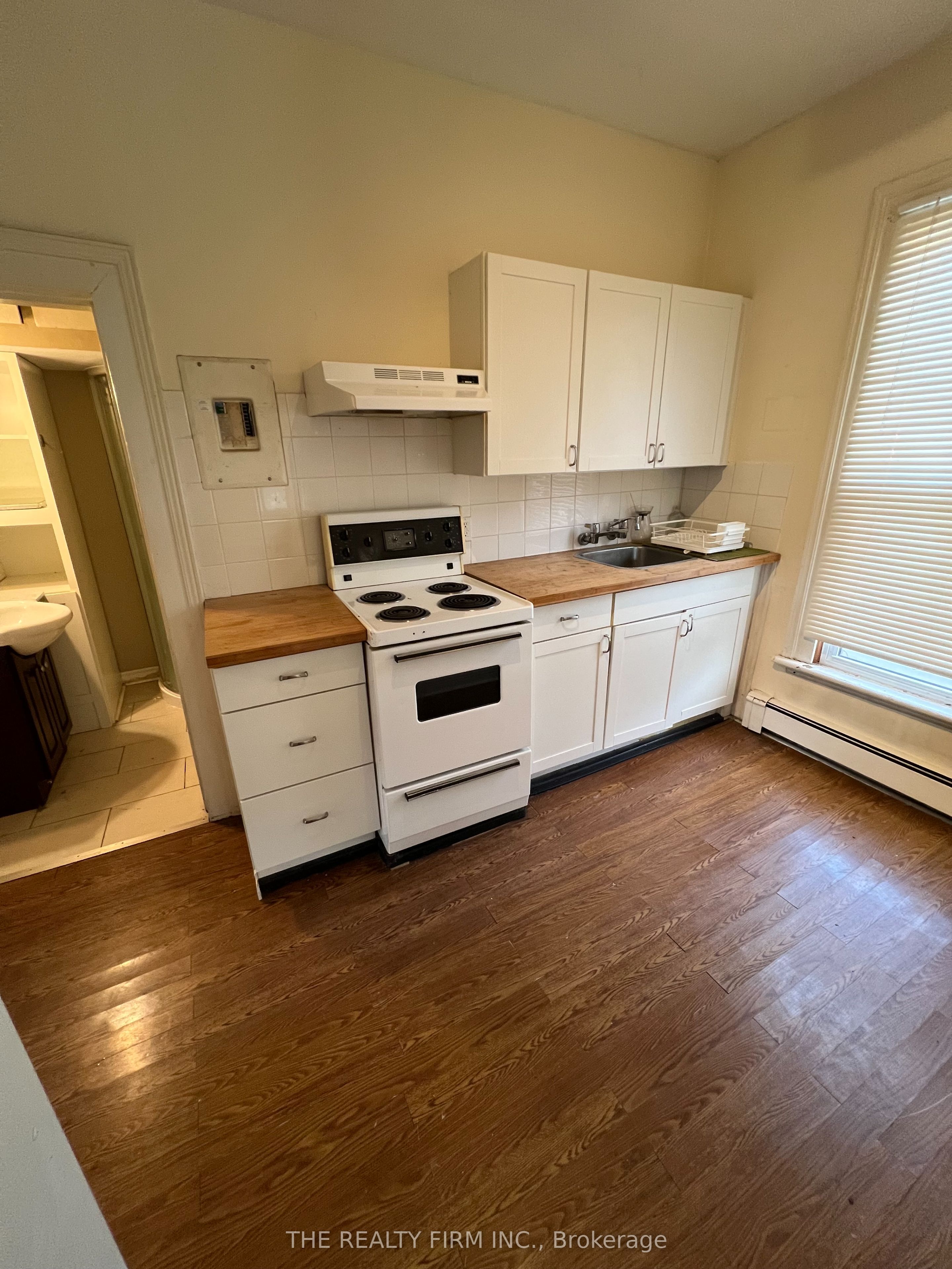Photo 1 of 8 — 22 Victor Street 3, London South, ON N6C 1B7