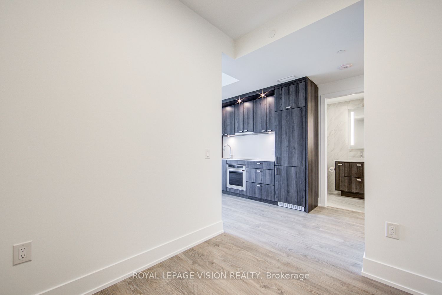 858 Dupont Street 517