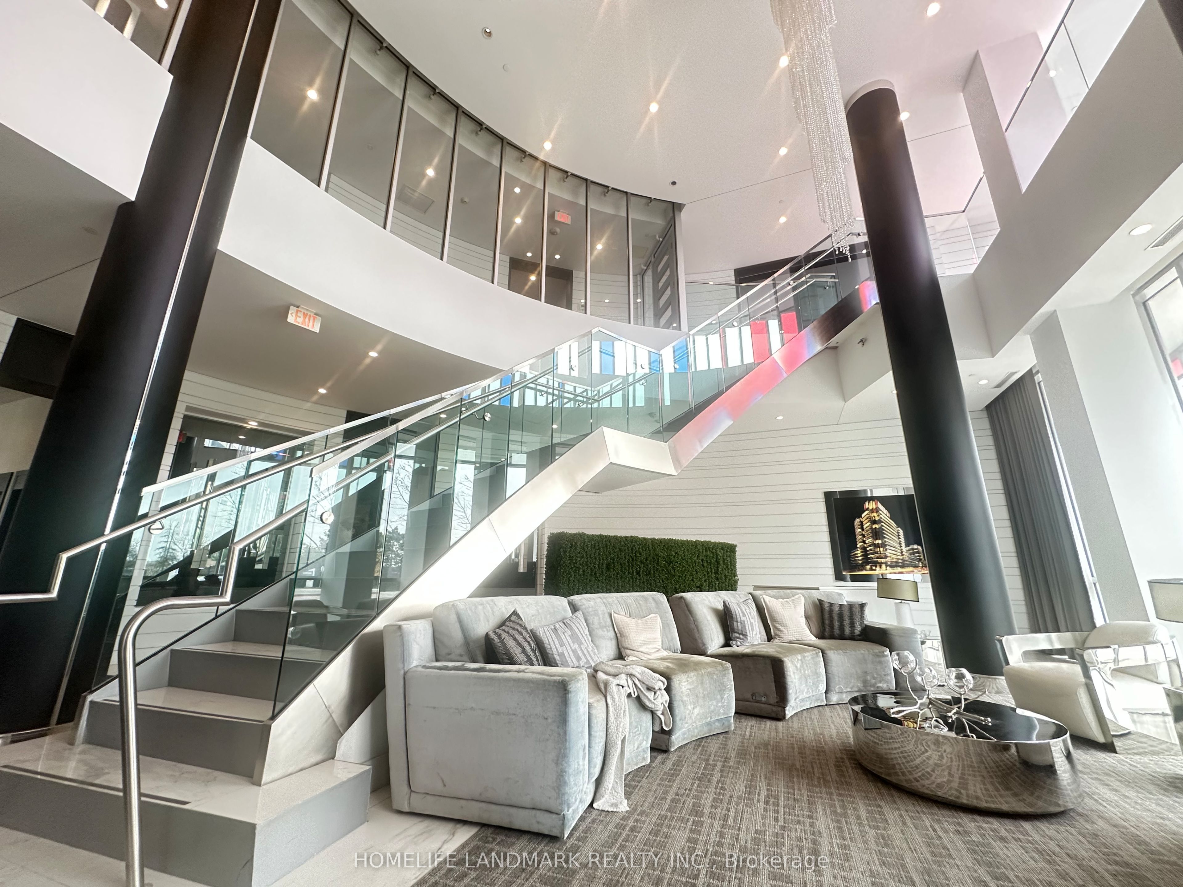9471 Yonge Street 745