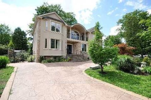 12 Pioneer Drive Mississauga ON L5M 1G9