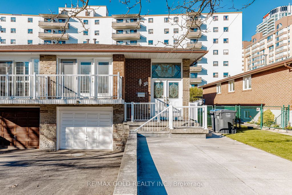 Photo of 38 Achill Crescent, Mississauga, ON L5B 1L1 (MLS # W13165564)