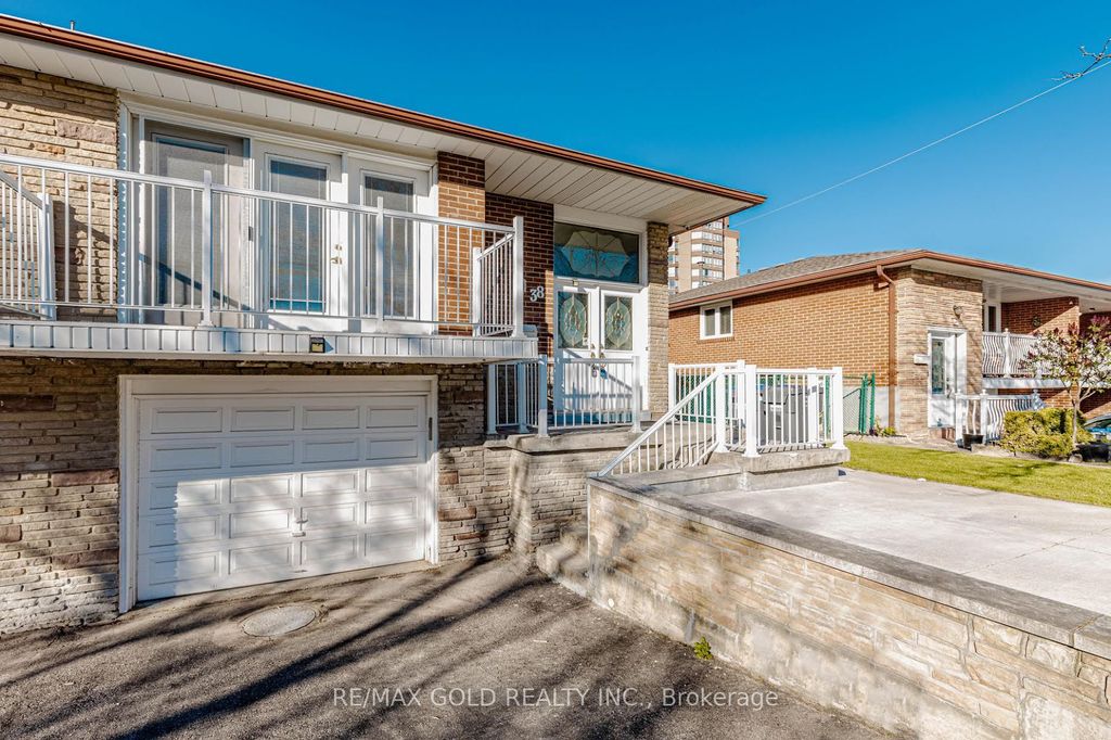 Photo of 38 Achill Crescent, Mississauga, ON L5B 1L1 (MLS # W13165564)