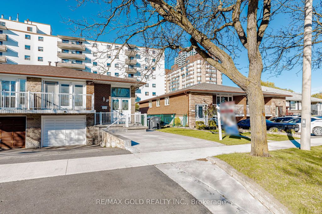 Photo of 38 Achill Crescent, Mississauga, ON L5B 1L1 (MLS # W13165564)