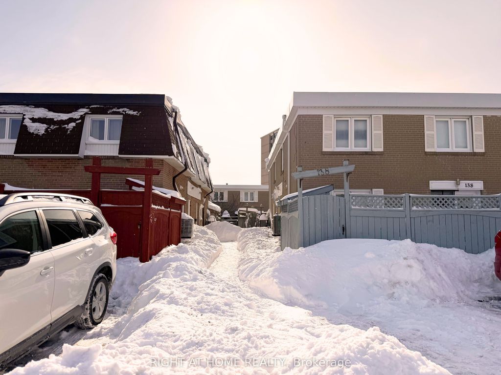 Photo of 128 Townhouse Crescent, Brampton, ON L6W 3C5 (MLS # W12731566)