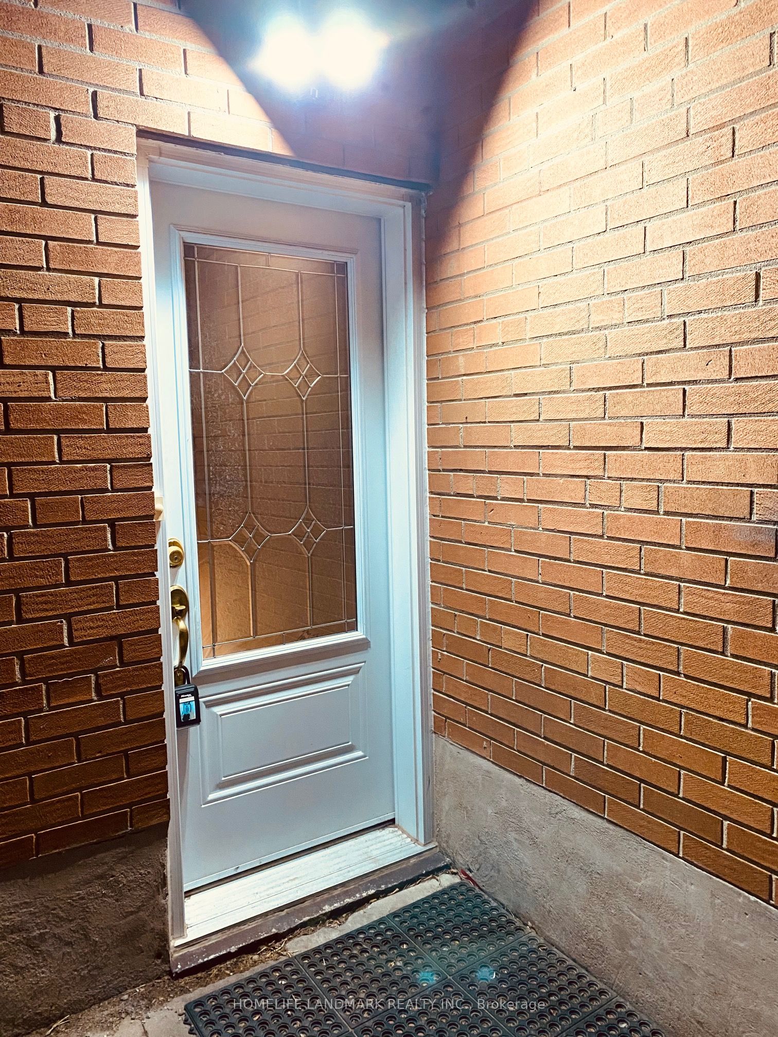 640 Netherton Crescent Lower