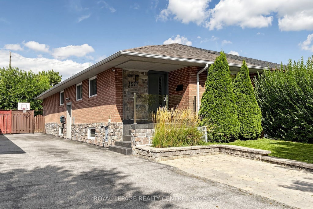 Photo of 1577 Sandgate Crescent, Mississauga, ON L5J 2E3 (MLS # W14027352)