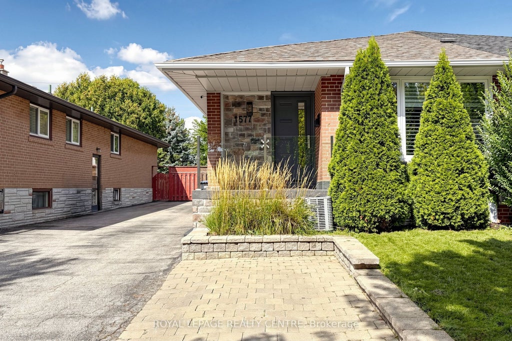 Photo of 1577 Sandgate Crescent, Mississauga, ON L5J 2E3 (MLS # W14027352)