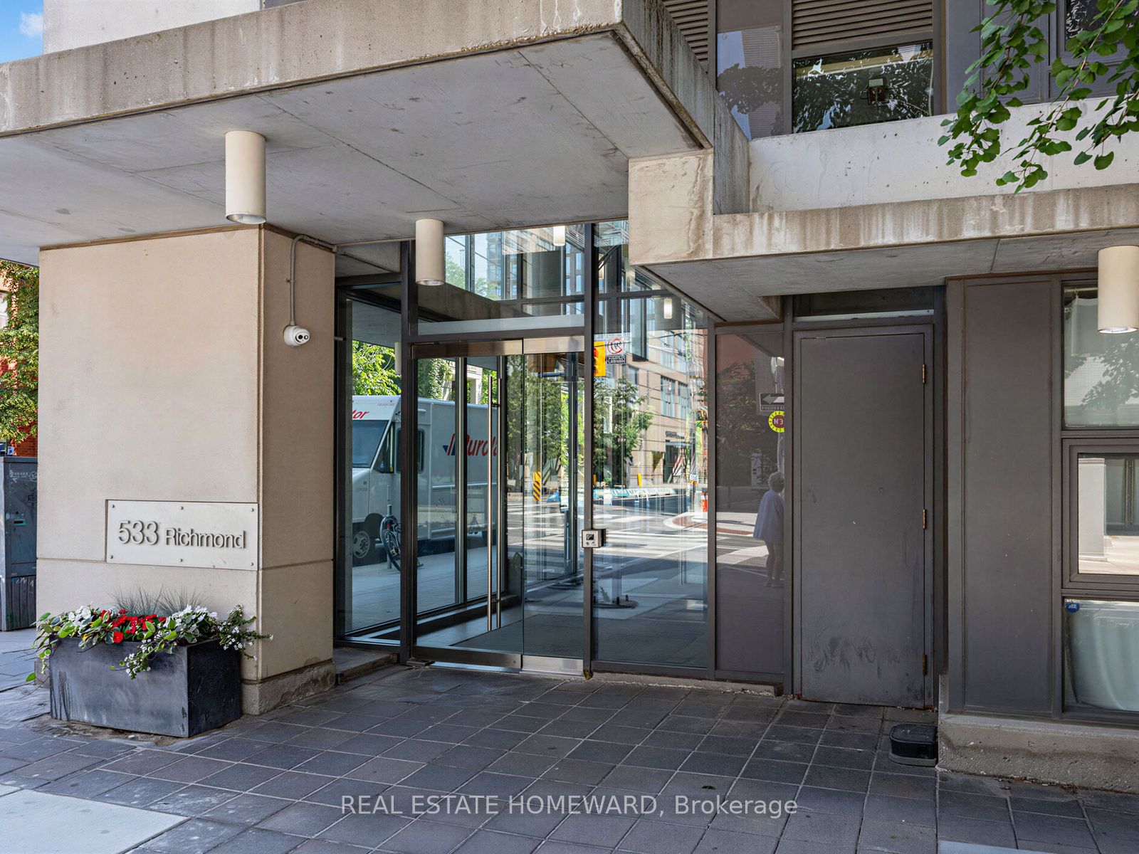 533 Richmond Street W 706