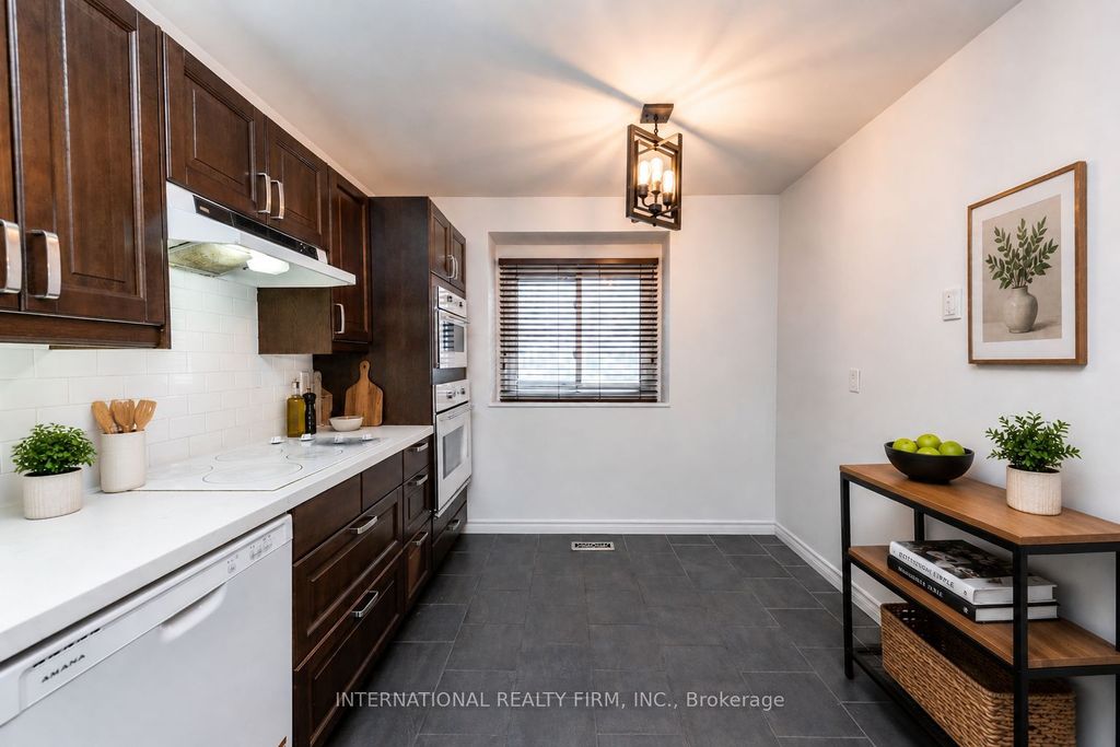 Photo of 6855 Glen Erin Drive #15, Mississauga, ON L5N 1P6 (MLS # W13075984)