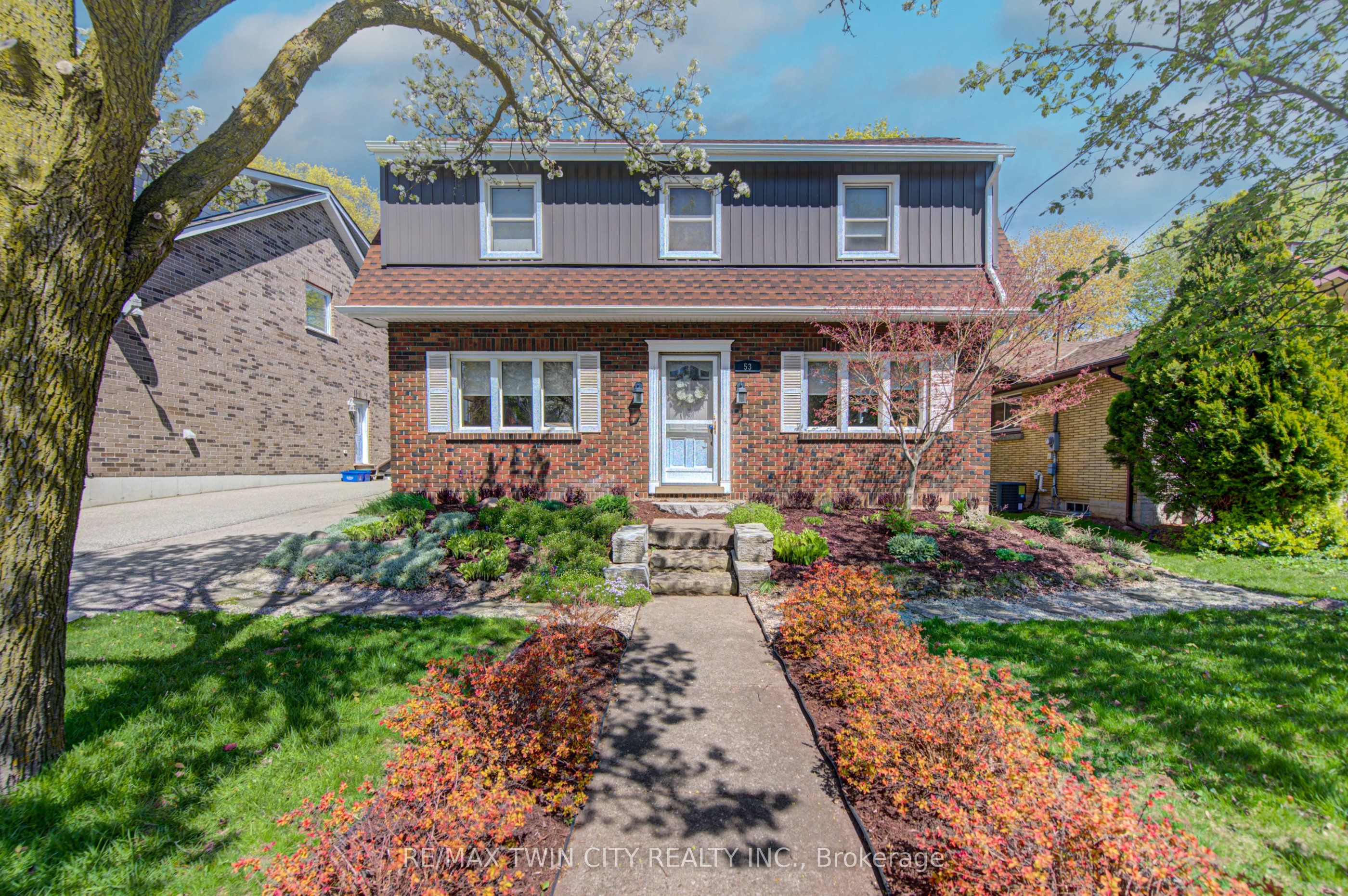Photo 1 of 44 — 53 LINCOLN Avenue, Cambridge, ON N1R 4W6