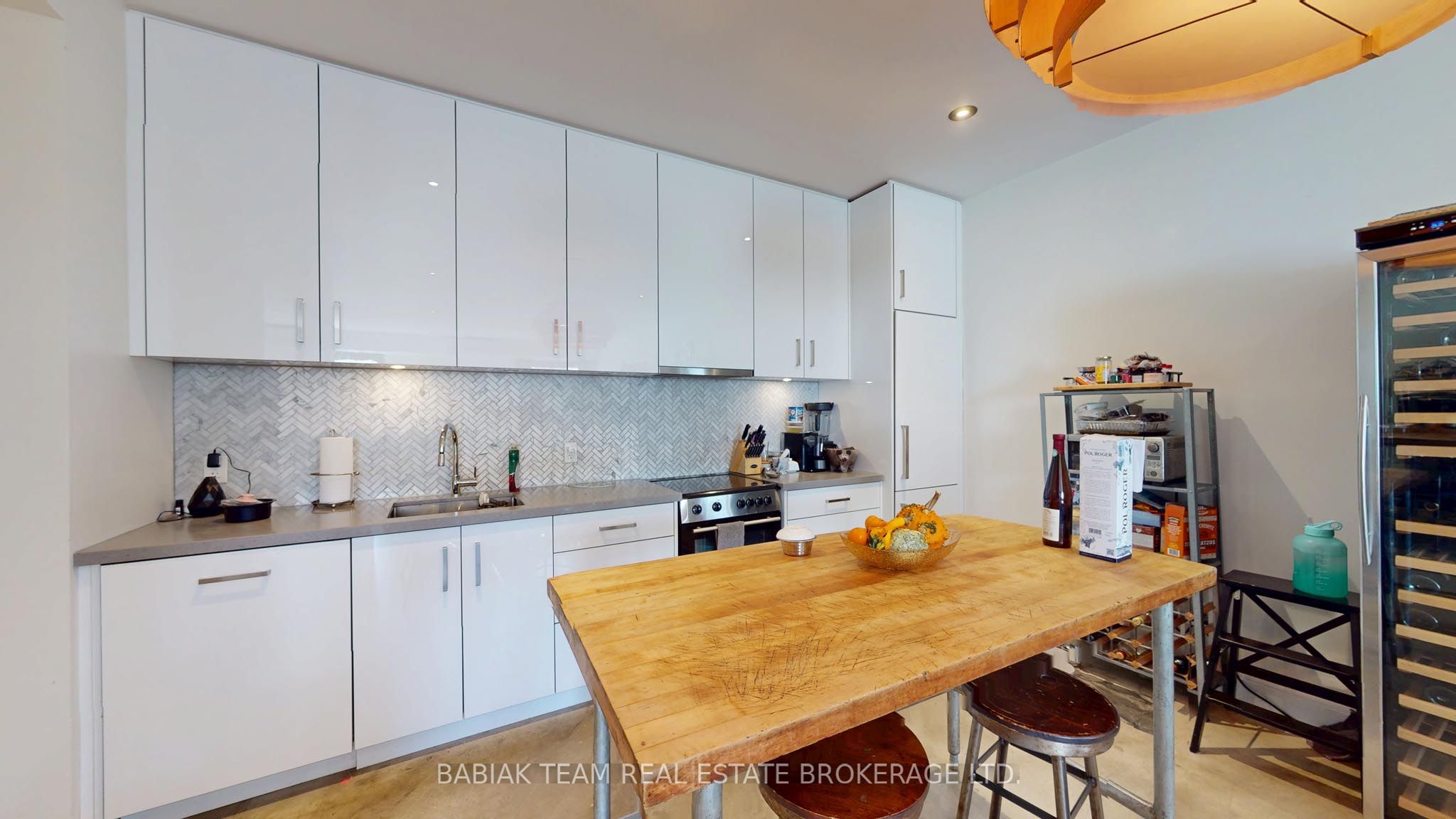 3212 Dundas Street W