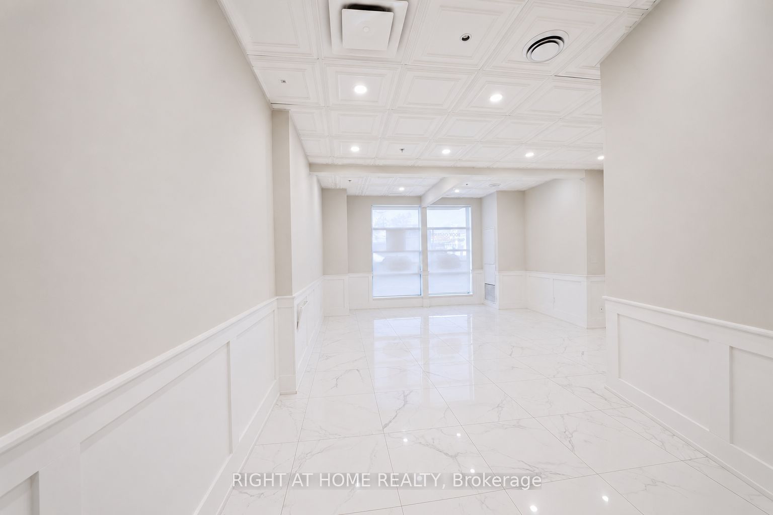 Photo 1 of 10 — 7730 Kipling Avenue 3, Vaughan, ON L4L 1Y9