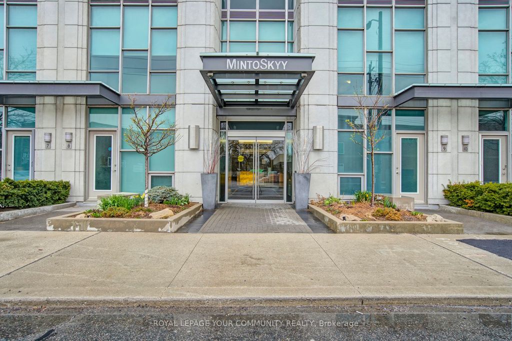 Photo of 1048 Broadview Avenue #1806, Toronto, ON M4K 2B8 (MLS # E12576748)