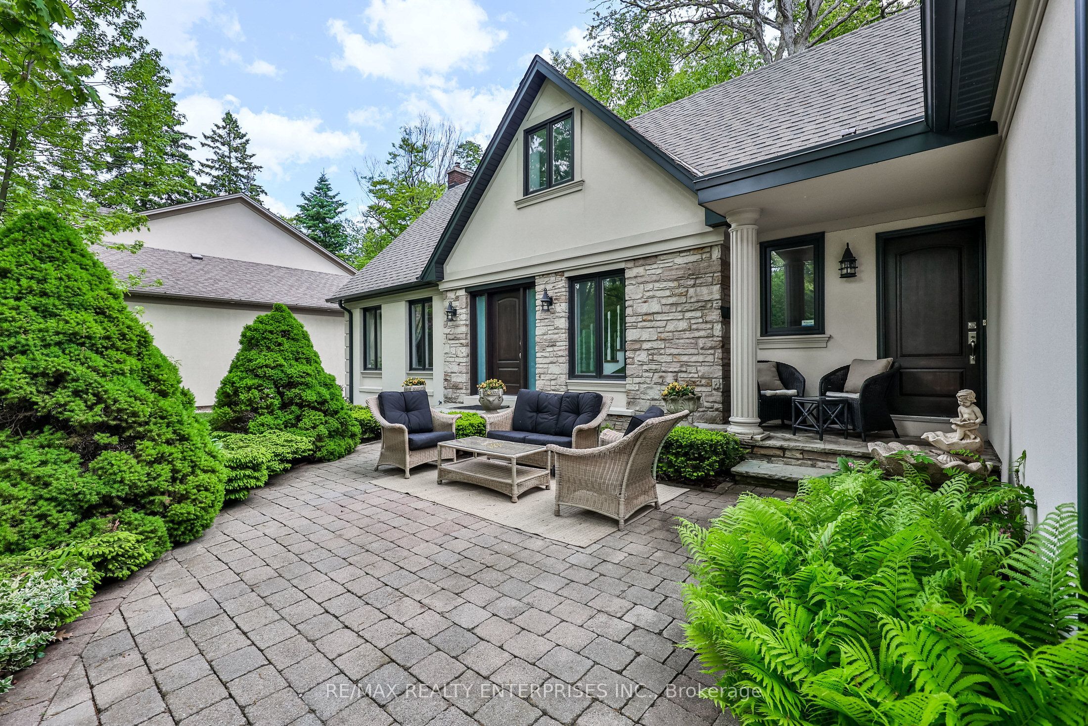 208 Mineola Road W